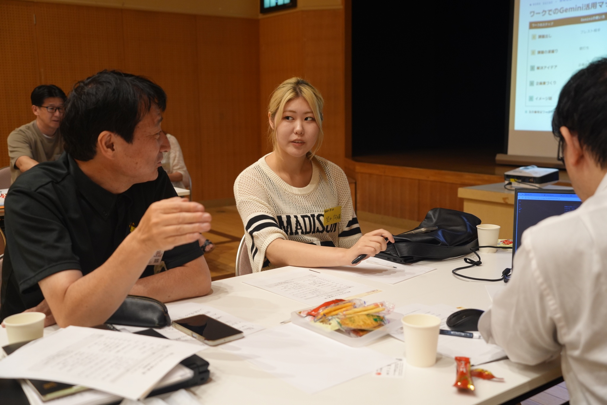 松江AIアイディア工房で参加者がテーブルを囲み、テーマについて話し合っている様子